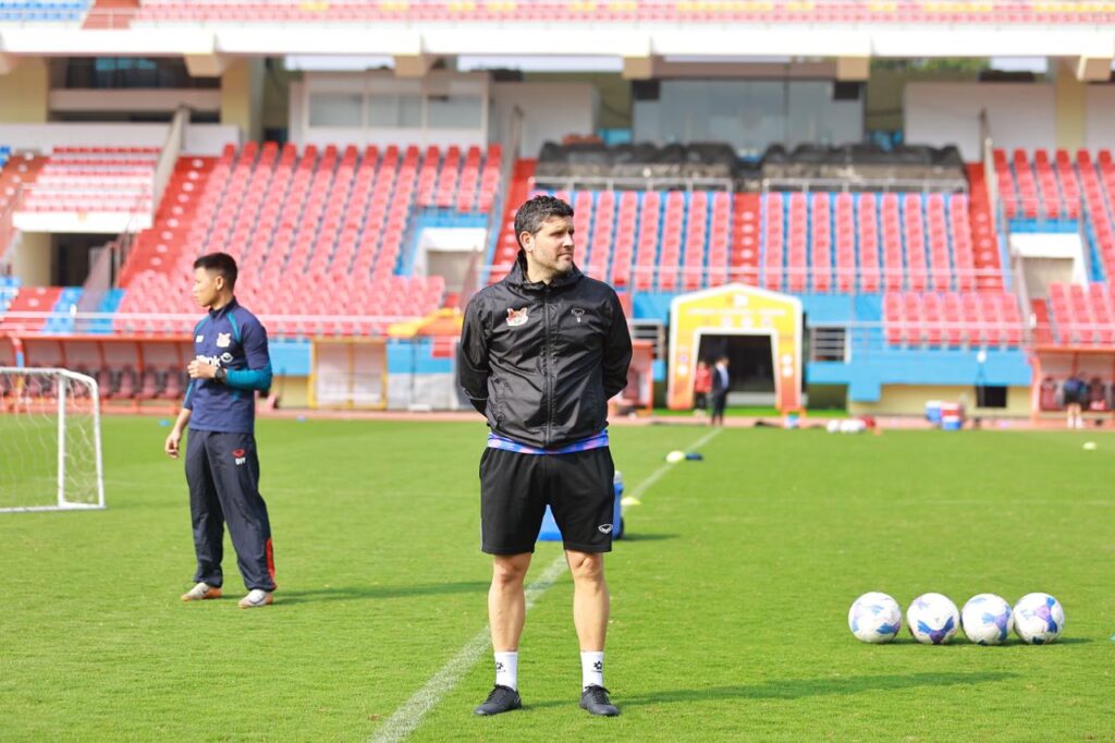 Gerard Albadalejo Ninh Binh FC | Proneo Asia